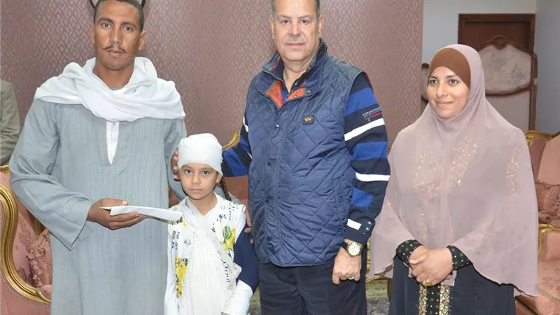 محافظ بني سويف يلتقى الطفلة رحمة بعد تعافيها