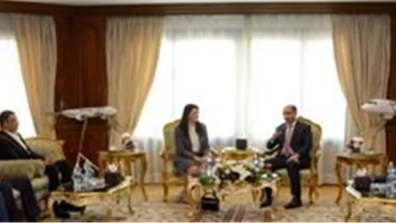 وزيرا الطيران والسياحة يبحثان خطط استثمارية لدعم المناطق السياحية