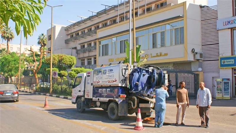 تحسبًا لسقوط الأمطار.. تطهير شبكات الصرف الصحي بالأقصر