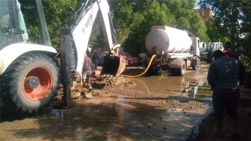 كلاكيت عرض مستمر انكسار ماسورة صرف صحى بكرور اسوان وانهيار جزئى لمنزل