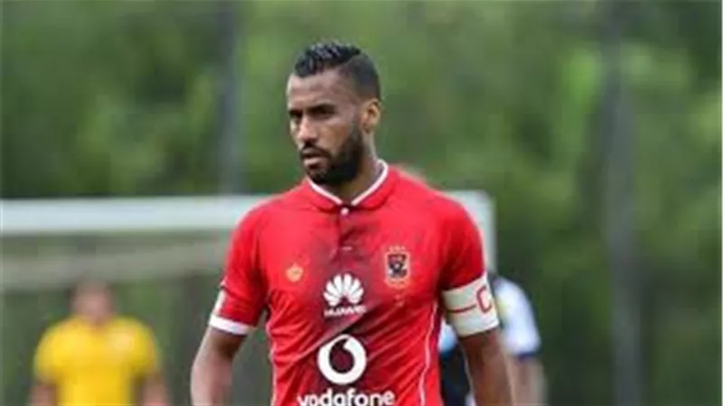 حسام عاشور يشتبك مع حكم مباراة الاهلى والوصل