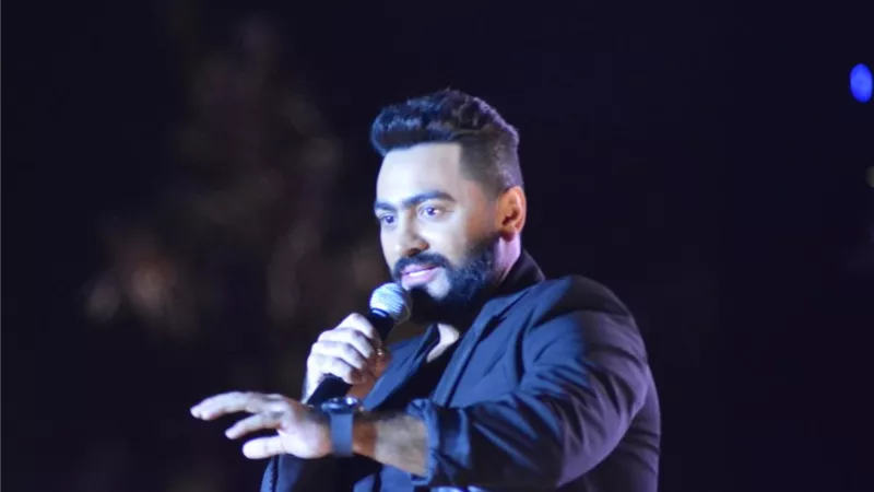صور.. تامر حسني يشعل حفل الجامعة البريطانية