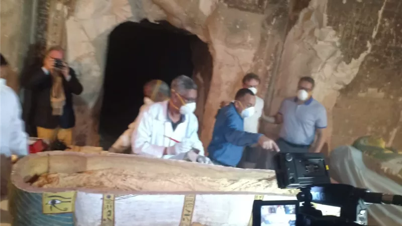 وزير الأثار يعلن إكتشاف مقبرتين جديدتين لكاتب وكاهن غرب الأقصر¨صور