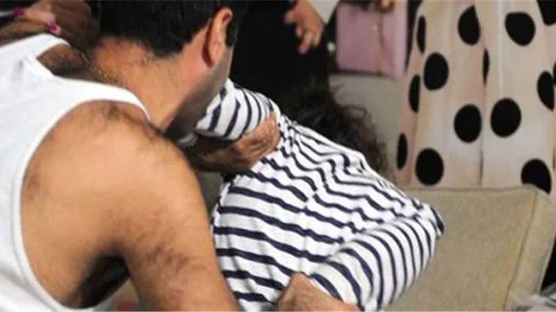 الزوجة فى العناية المركزة بعد علقة ساخنة من زوجها .. والسبب تافه