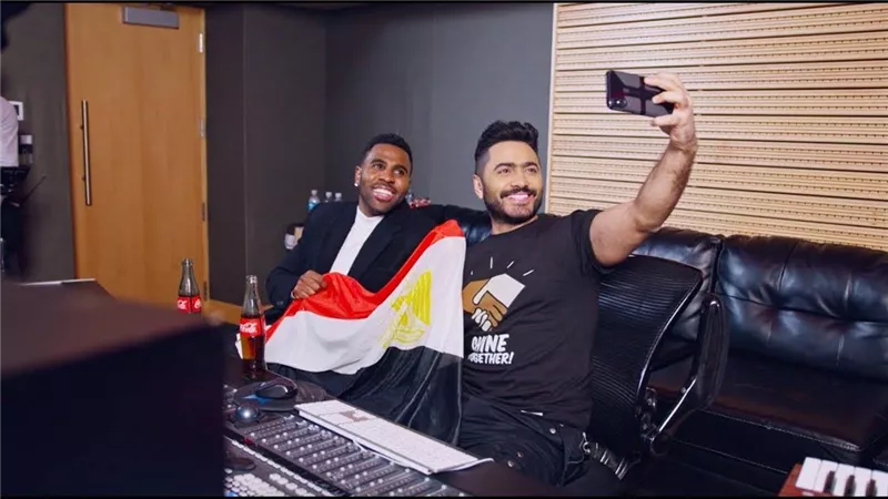 تامر حسنى يكشف حقيقة غناء دويتو مع النجم العالمى جيسون ديرولو