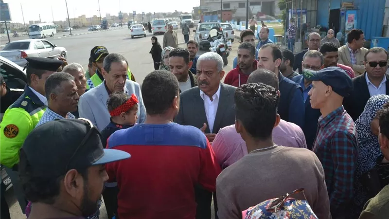 محافظ السويس يزور اللغات الأنجليزية للإطمئنان على عمليات التطهير