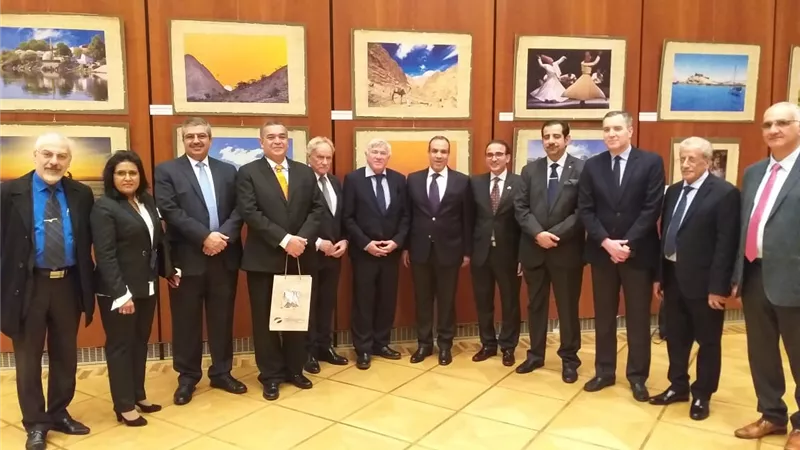 سفير مصر بألمانيا يفتتح معرض اللوحات البردية لتنشيط السياحة