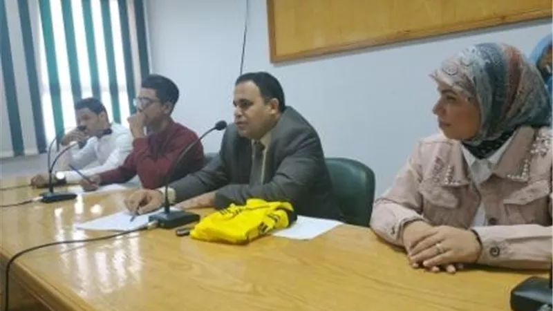 عميد تربية أسيوط يجتمع بطلبة اتحاد الكلية الجدد