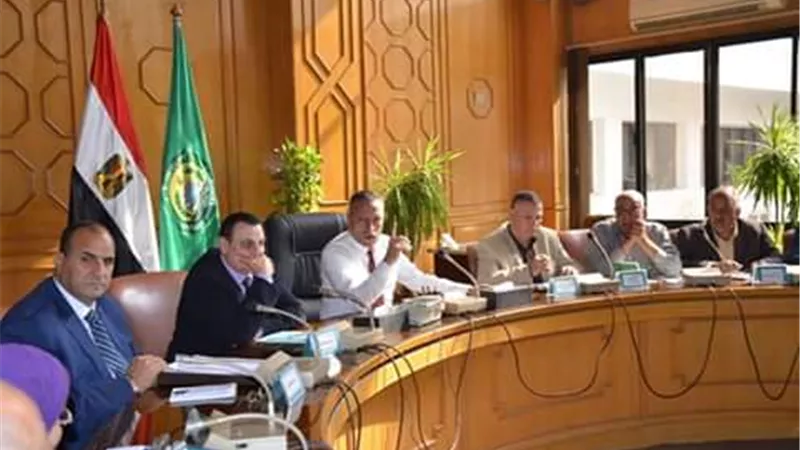 محافظ الإسماعيلية يستعرض تنفيذ مشروعات الإسكان الجارية