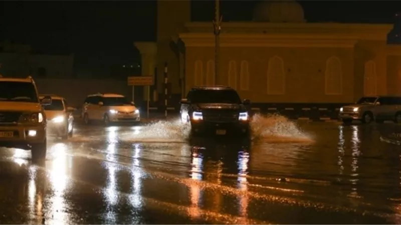 سقوط أمطار رعدية بالإمارات.. وتعليق الدراسة في 