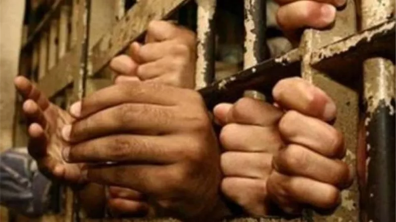 حبس المتهمين بهتك عرض شاب بالعصا 15 يوم