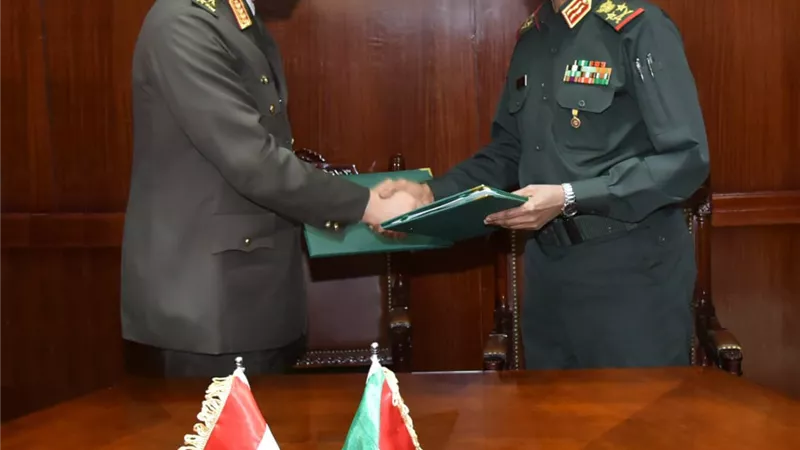 وزير الدفاع يعود للقاهرة بعد زيارة رسمية للسودان