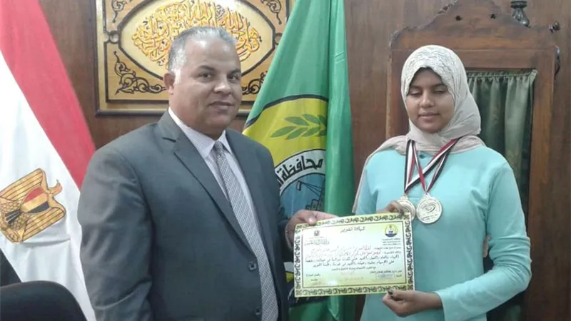 مدير تعليم الإسماعيلية يكرم بطلة العالم في في رفع الأثقال 