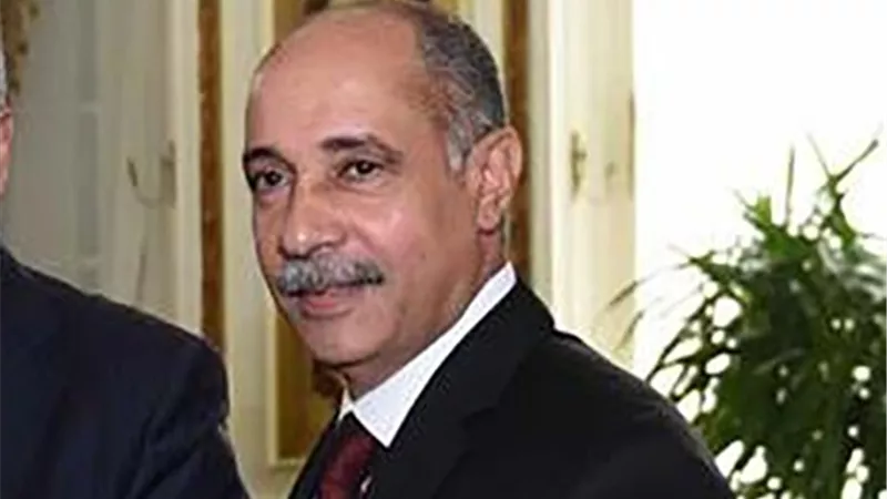 وزير الطيران يتفقد الصالة الموسمية لمتابعة المعتمرين ويجتمع بقيادات المطار
