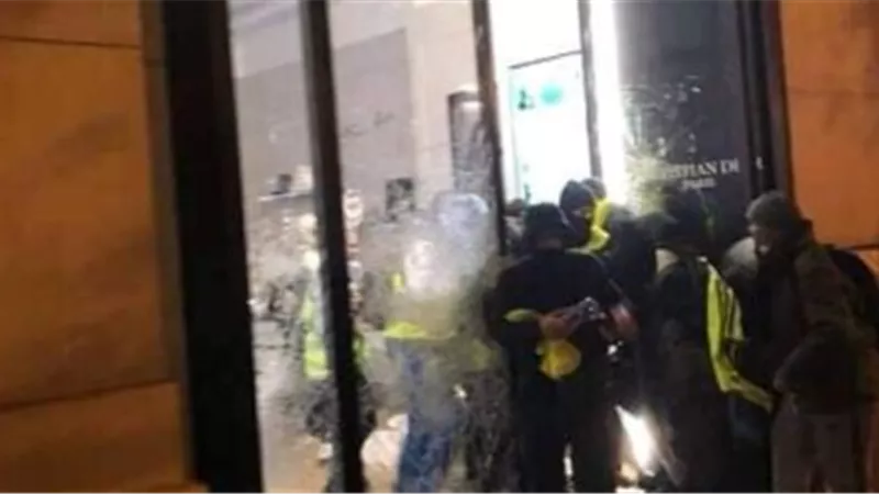 فرنسا تشهد حالة من الفوضى وأعمال نهب بسبب احتجاجات المتظاهرين ¨ صور