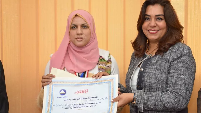 محافظ دمياط تكرم بطلتى العالم في رفع الأثقال للمكفوفين