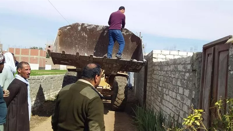 بالصور.. إزالة 144 حالة تعدي على الأراضى الزراعية باسيوط
