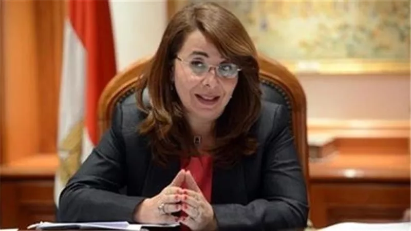 غادة والى تنفى إلغاء معاش التضامن.. وحذف ملاك السيارات والأرامل فى هذه الحالة