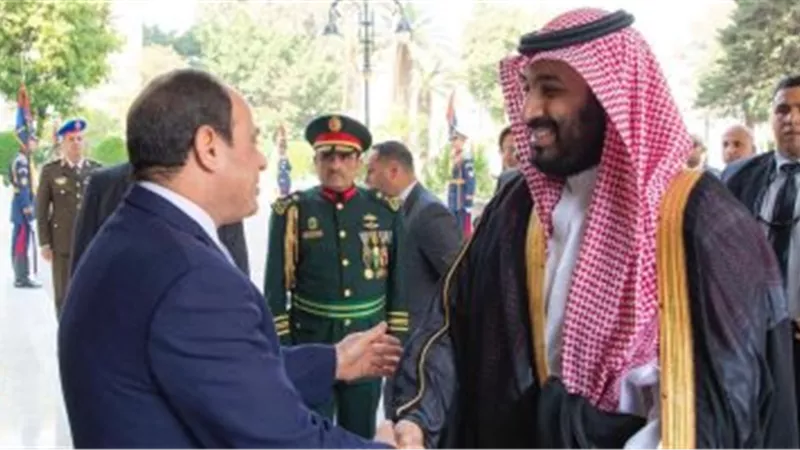 الرئيس يودع ولى العهد السعودى بمطار القاهرة