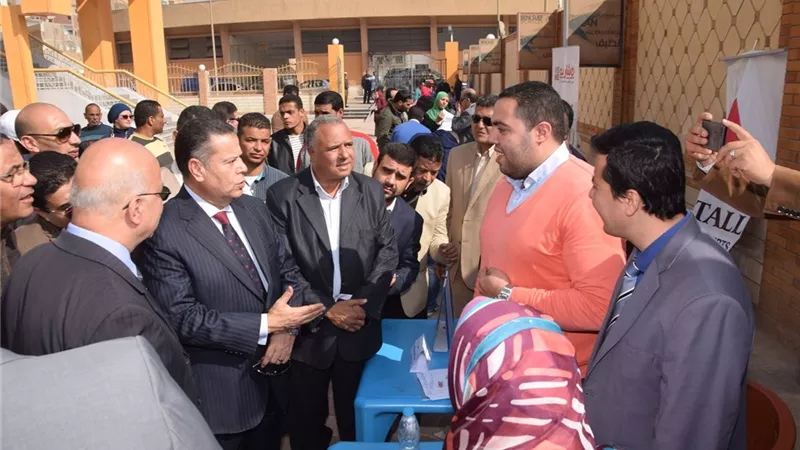 محافظ بني سويف يتفقد ملتقى توظيف الشباب