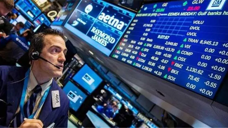 انخفاض الأسهم الأمريكية بعد تهديد ترامب بفرض رسوم على بضائع صينية
