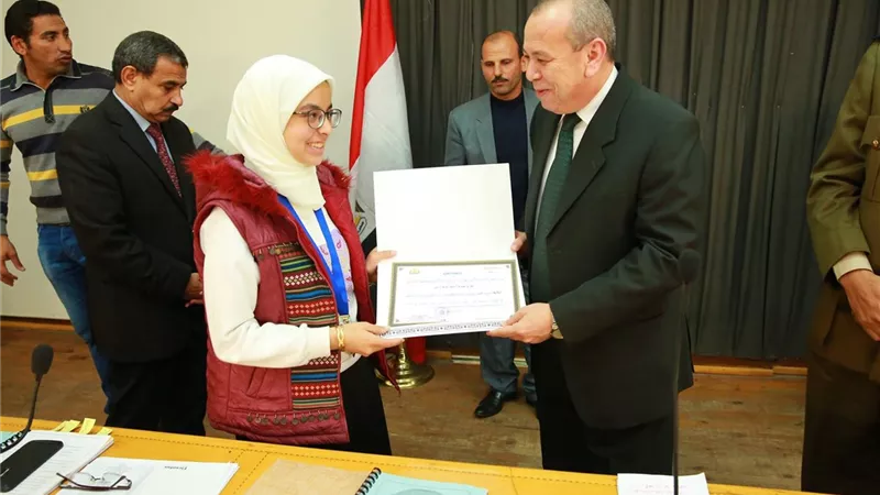 محافظ كفر الشيخ يكرم ابنة بيلا