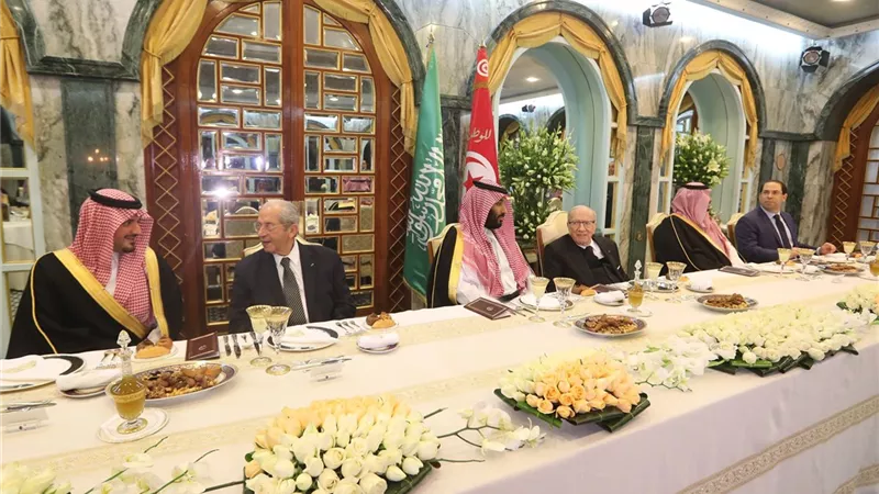 بالصور.. تقليد ولي العهد السعودي وسام الجمهورية بتونس
