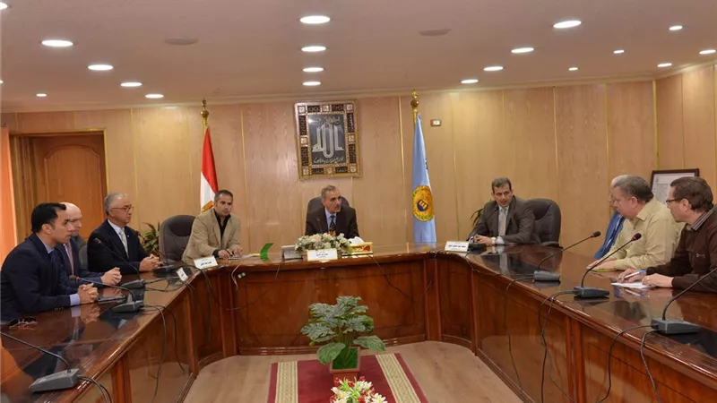 محافظ أسيوط يبحث إنشاء فرع لإحدى السلاسل التجارية الشهيرة