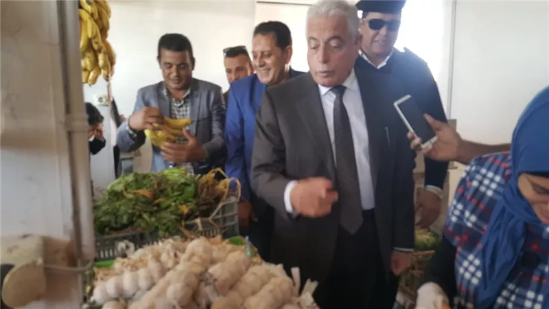 فوده يفتتح منفذ الزهراء السلع الغذائية بطور سيناء