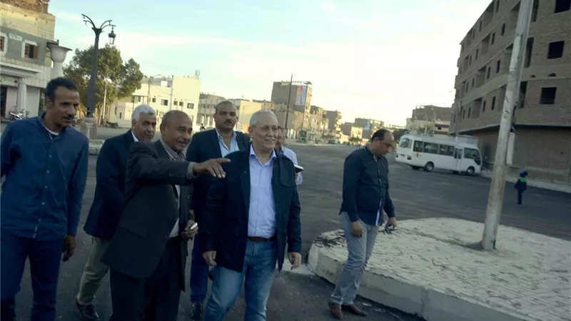 جولة لمحافظ الأقصر لمتابعة أعمال الرصف والطرق بالكرنك وشرق السكة