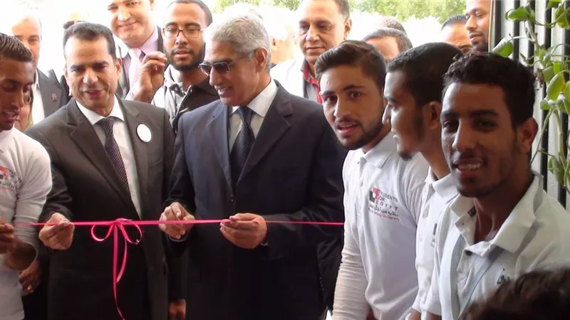 رئيس جامعة جنوب الوادى يفتتح المعرض الخيرى للملابس الجاهزة