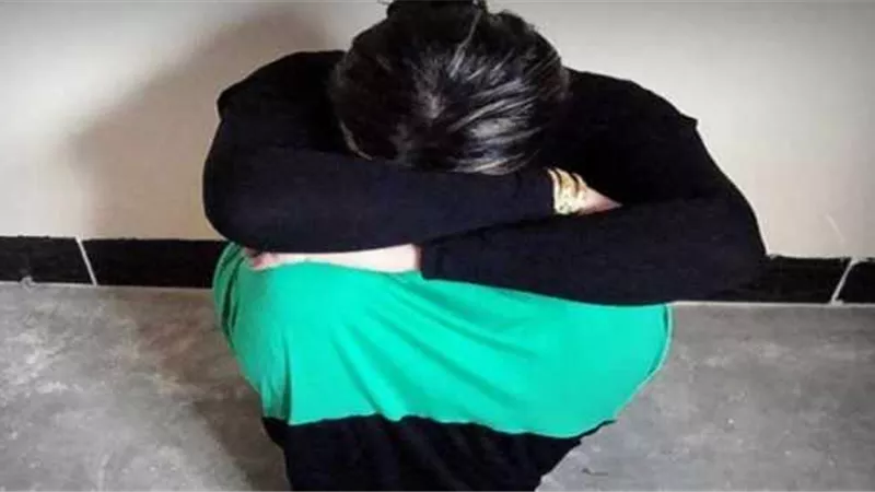 جمعت بين زوجين.. ومش عارفين الطفل ابن مين.. نيابة حلوان تحقق