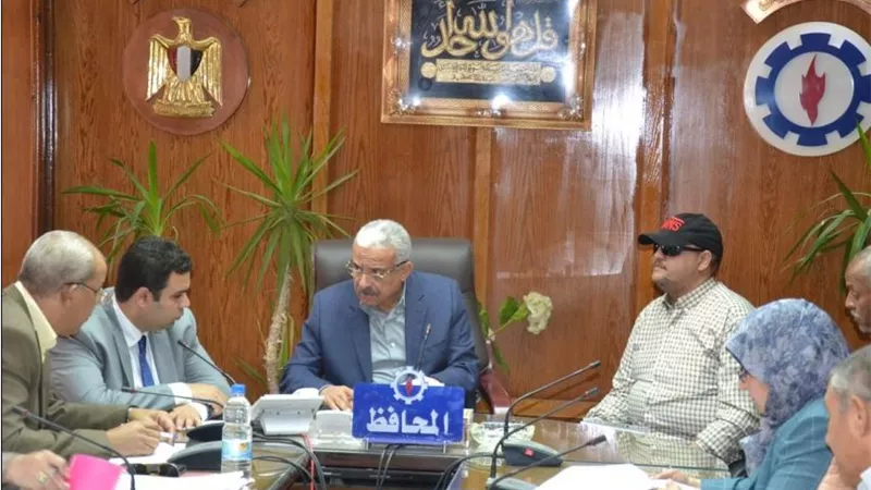 حل مشكلات 25 مواطناً فى اللقاء الجماهيرى بالسويس