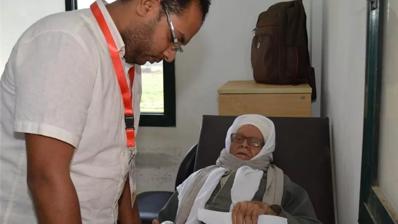 قافلة جامعة عين شمس تواصل تقديم خدماتها لأهالى بنى سويف