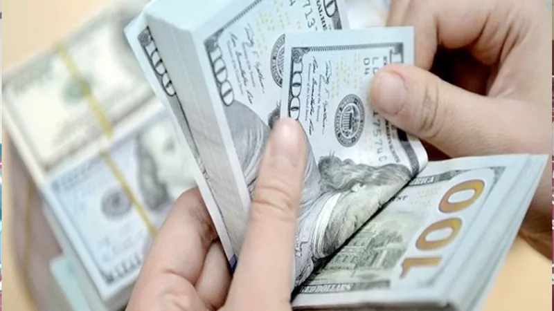 العراق توقف بيع الدولار لكافة المسافرين الى ايران