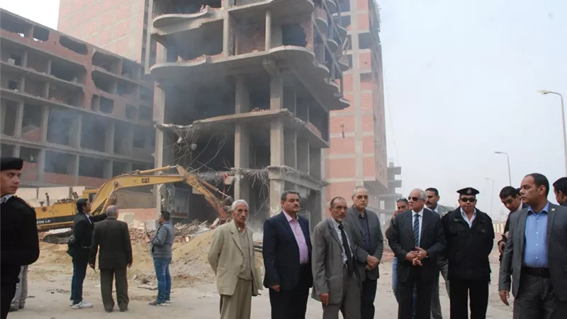 الجيزة: إزالة 10 أبراج مخالفة مطلة على كورنيش النيل بالوراق