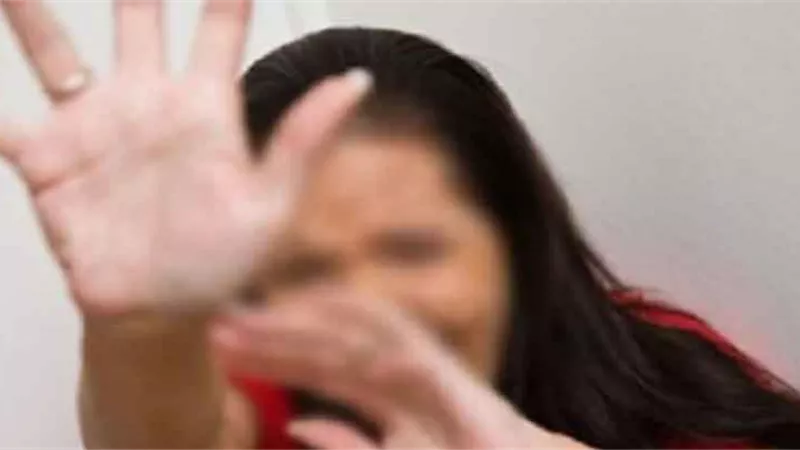 يعاكس الفتيات امامها ¨ وترفع دعوي طلاق على افعاله المخلة