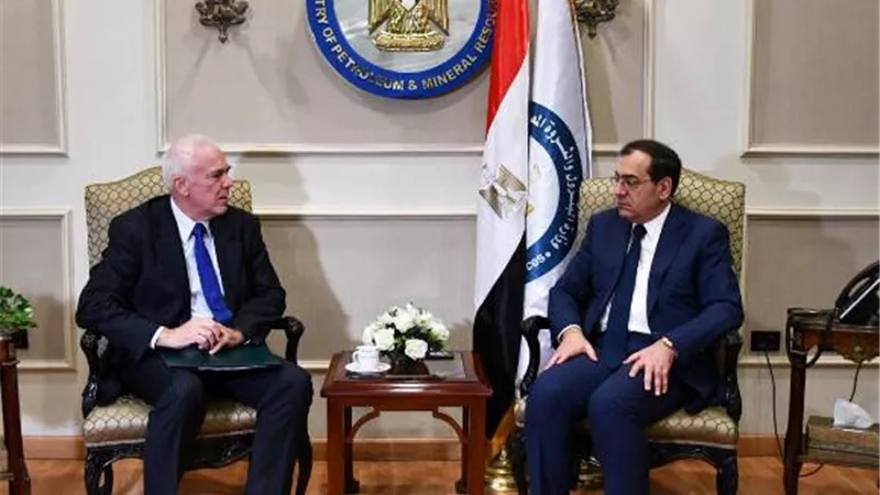 الملا يستعرض أوجه التعاون مع سفير اليونان فى مجالى البترول والغاز