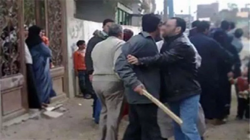 مزارع بدشنا ينهال على ابن عمه بشومه و يتركه بين الحياه و الموت