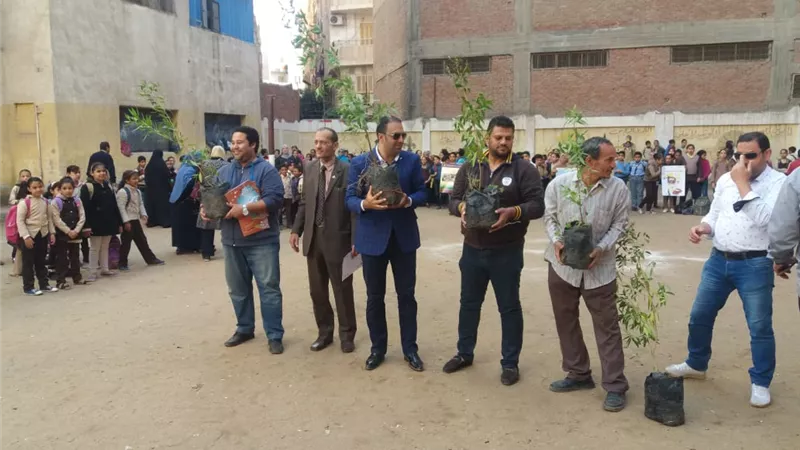 بالصور.. البيئة تنظم حملات تشجير وتوعية بمدارس المحلة