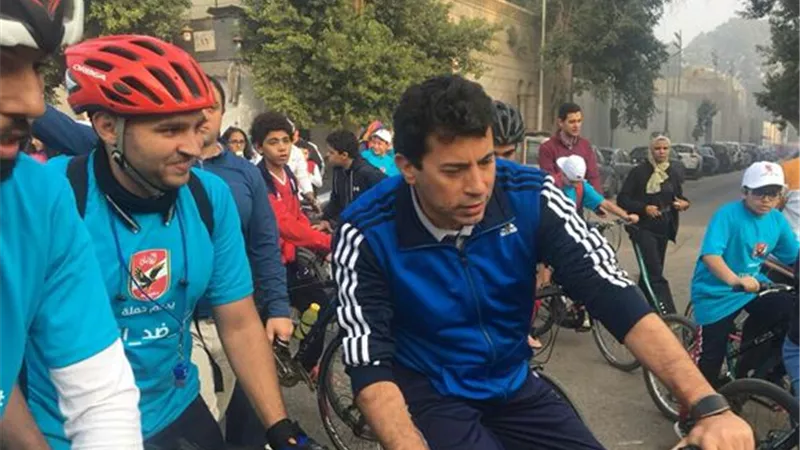 وزير الشباب يقود ماراثون للدراجات والمشي بالقاهرة