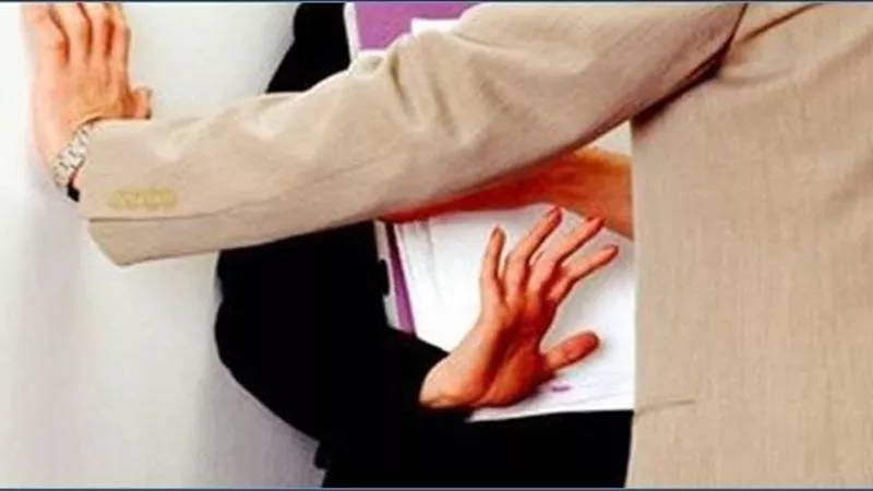 وقف مدرس عن العمل تحرش بتلميذة