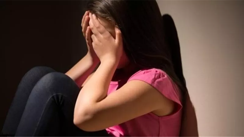 مسن يعتدى على ابنته جنسيا بمساعدة زوجته الثانية