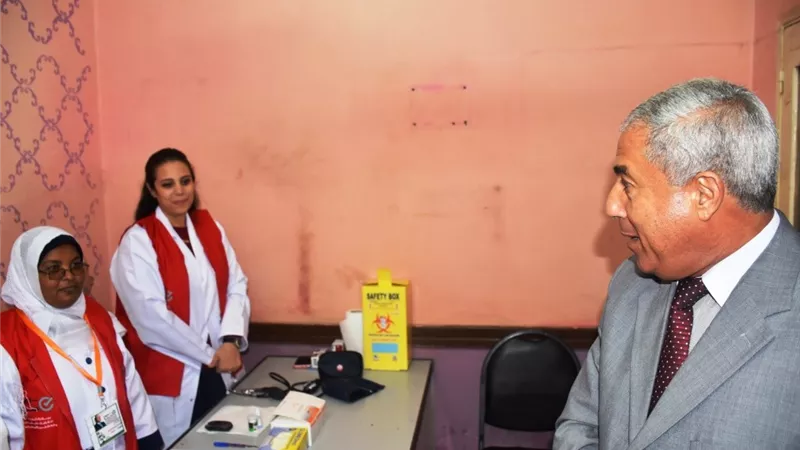 محافظ أسوان يعطى إشارة البدء لمبادرة 