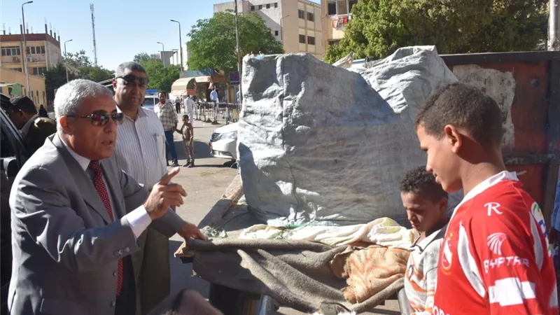 محافظ أسوان يتفقد نظافة الشوارع في جولة مفاجئة