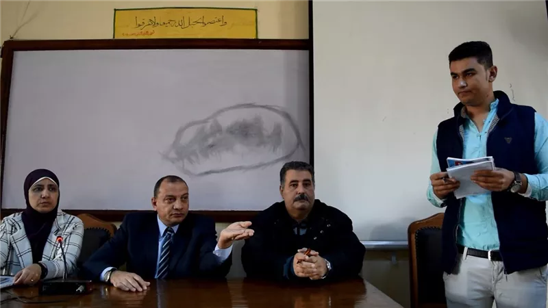 رئيس جامعة بنى سويف يلتقى طلاب العلوم الطبيه