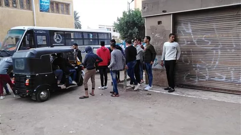 أولياء امور الطالبات يستغيثون من معاكسة وتحرش الشباب المراهق بالطالبات فى شارع المدارس ببلقاس