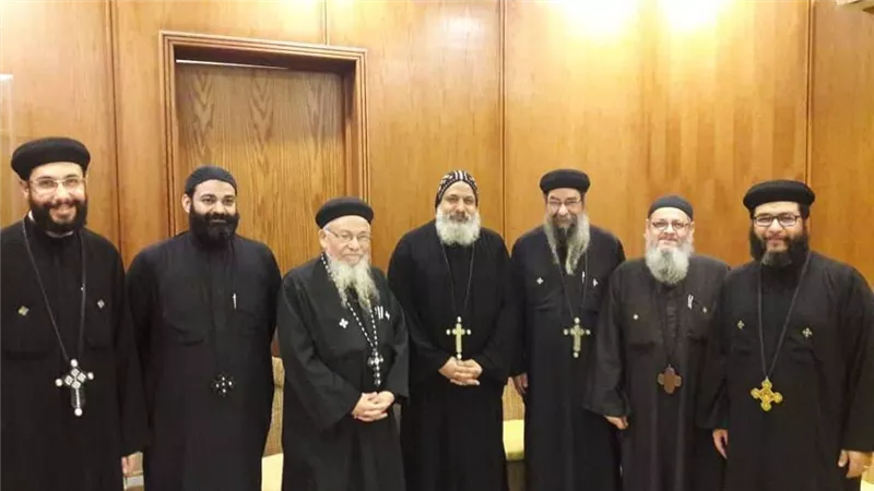كهنة وشعب كنيسة مارجرجس بحمامات القبة يقدمون التهانى للانبا ميخائيل