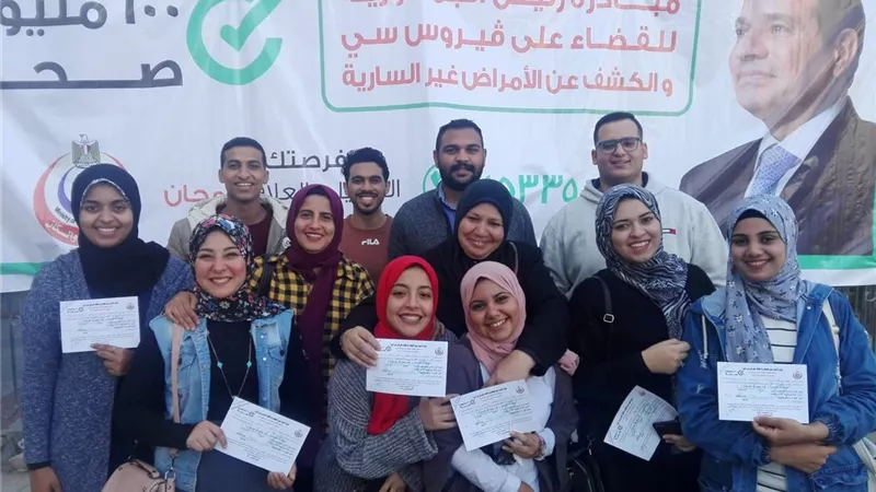 طلاب آداب السويس يشاركون فى حملة 100 مليون صحة .