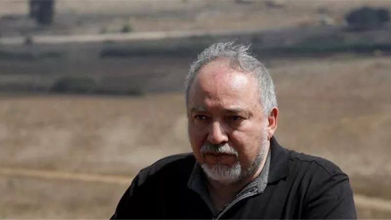 وزير فلسطيني يكشف تفاصيل اللقاء السري مع ليبرمان